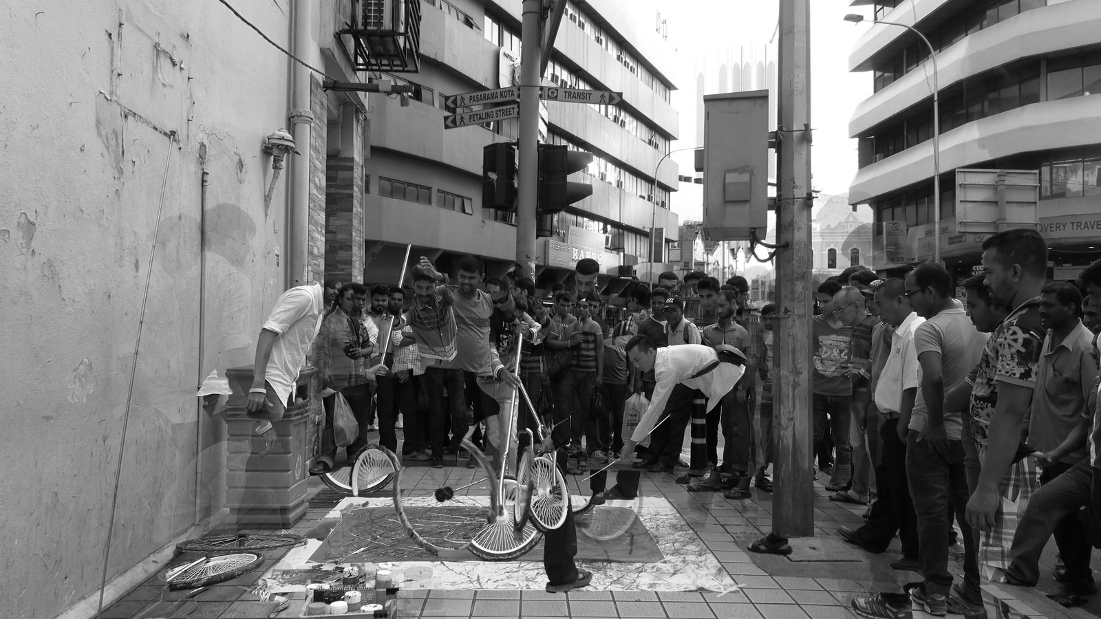Jalan Hang Lekiu, Kuala Lumpur, 160626 (6 Painters : 3 Wheels), 2016. C-type photography paper.