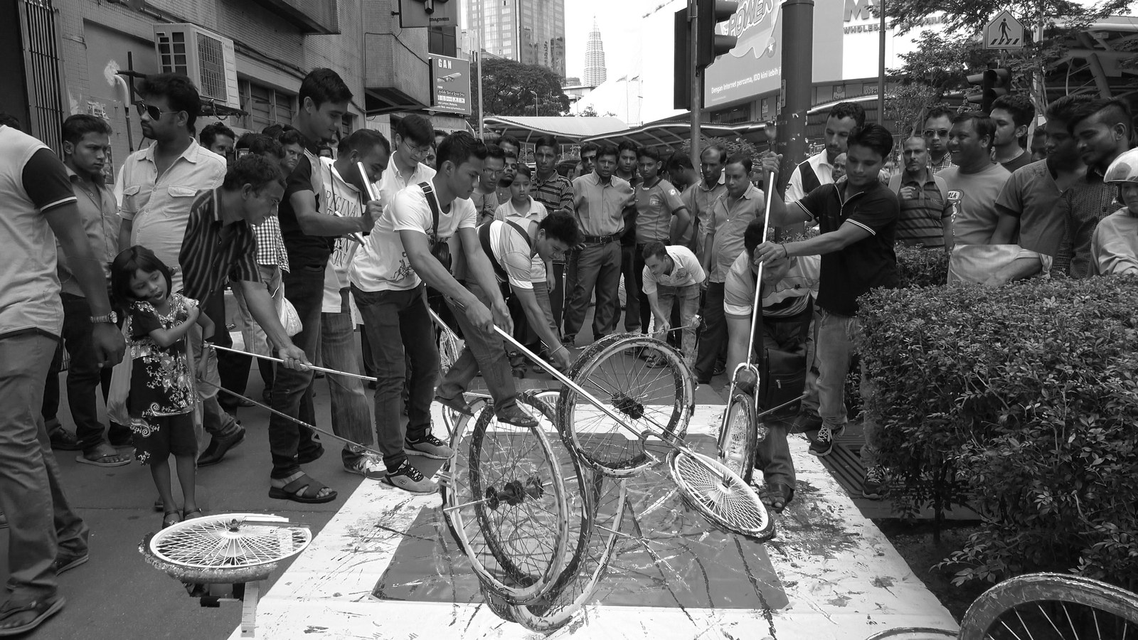 Lebuh Pudu, Kuala Lumpur, 160626 (10 Painters : 3 Wheels), 2016. C-type photography paper.