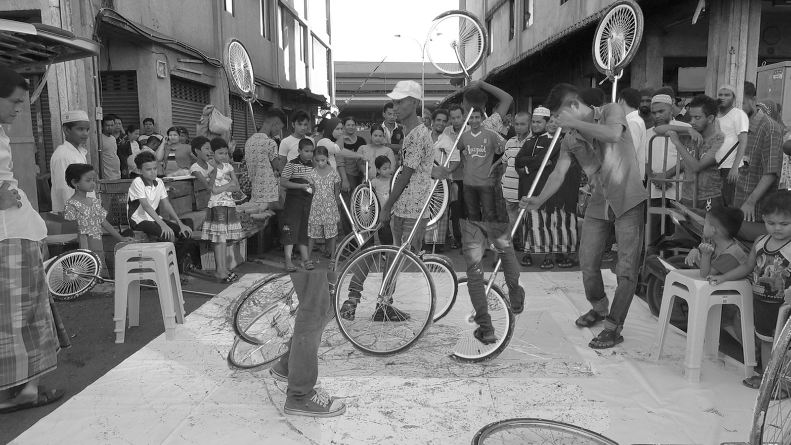 Pusat Bandar Utara Selayang, 160530 (3 Painters : 2 Wheels), 2016. C-type photography paper.