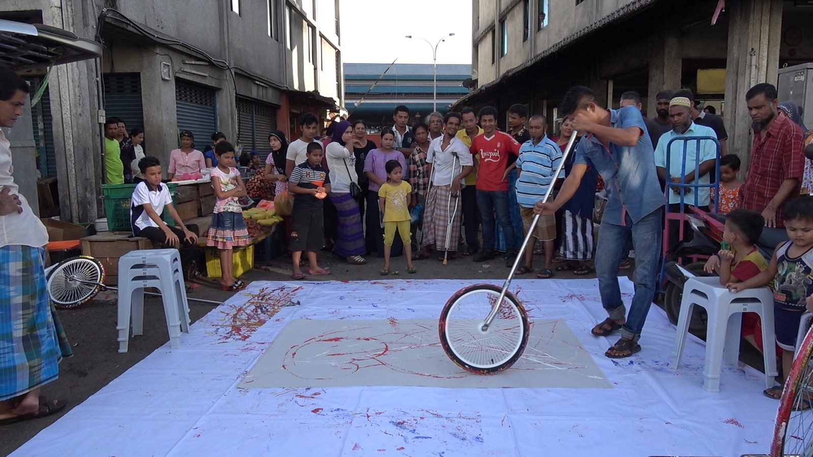 Pusat Bandar Utara Selayang, 160530 (3 Painters : 2 Wheels), 2016. Video still.