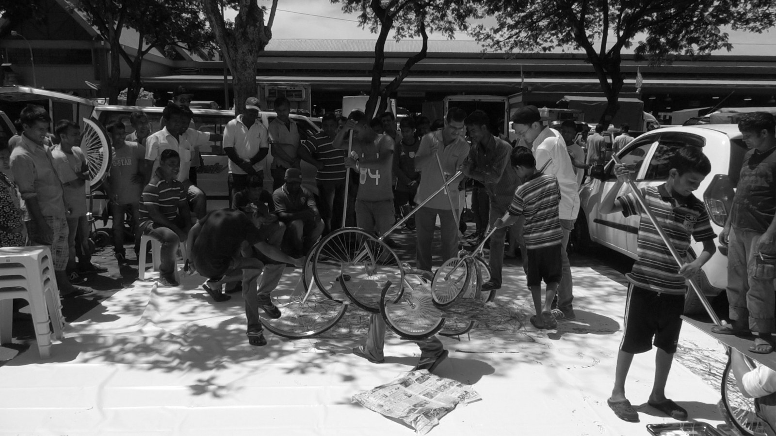 Pusat Bandar Utara Selayang, 160530 (5 Painters : 2 Wheels), 2016. C-type photography paper.