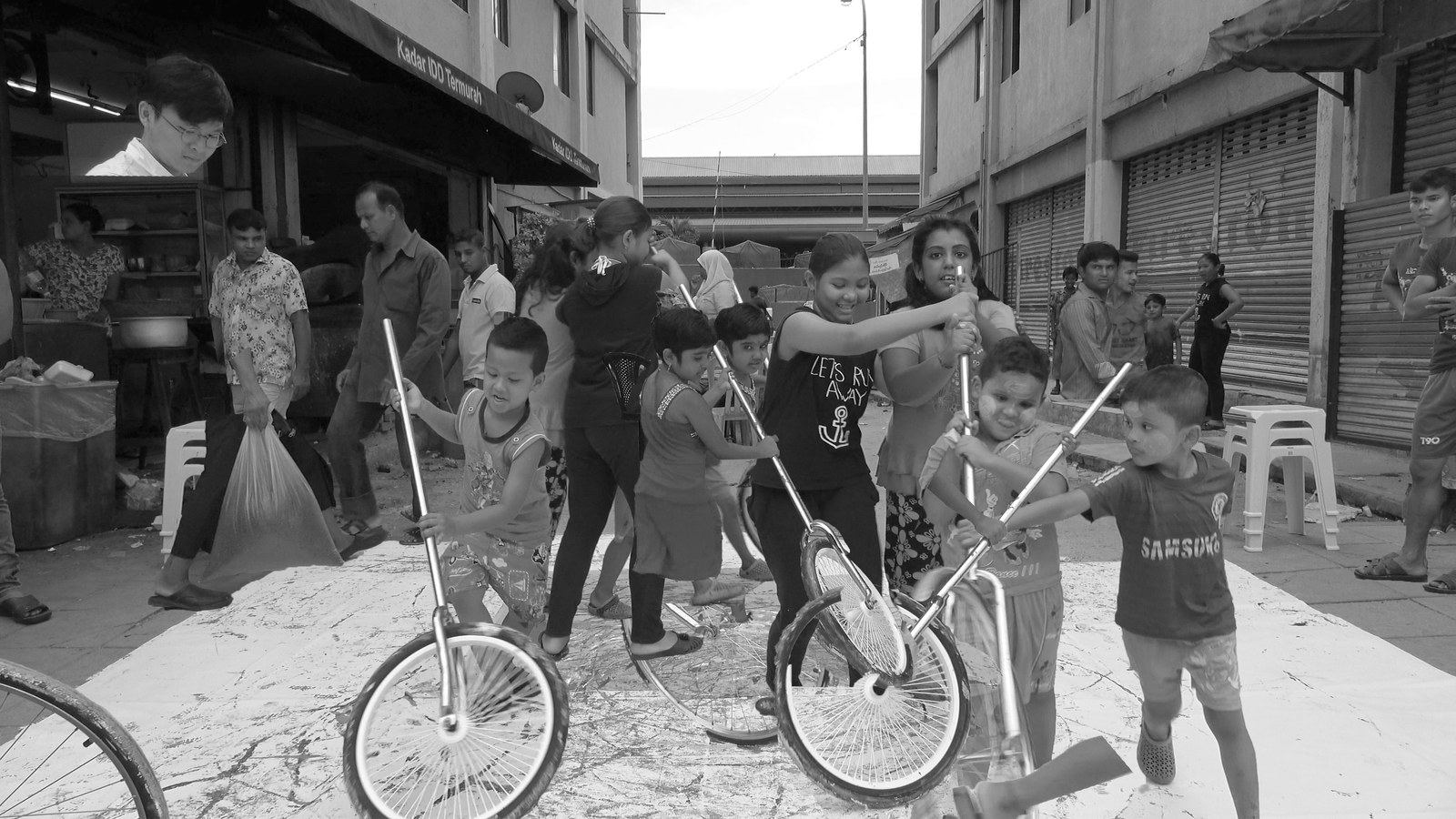 Pusat Bandar Utara Selayang, 160531 (7 Painters : 2 Wheels), 2016. C-type photography paper.