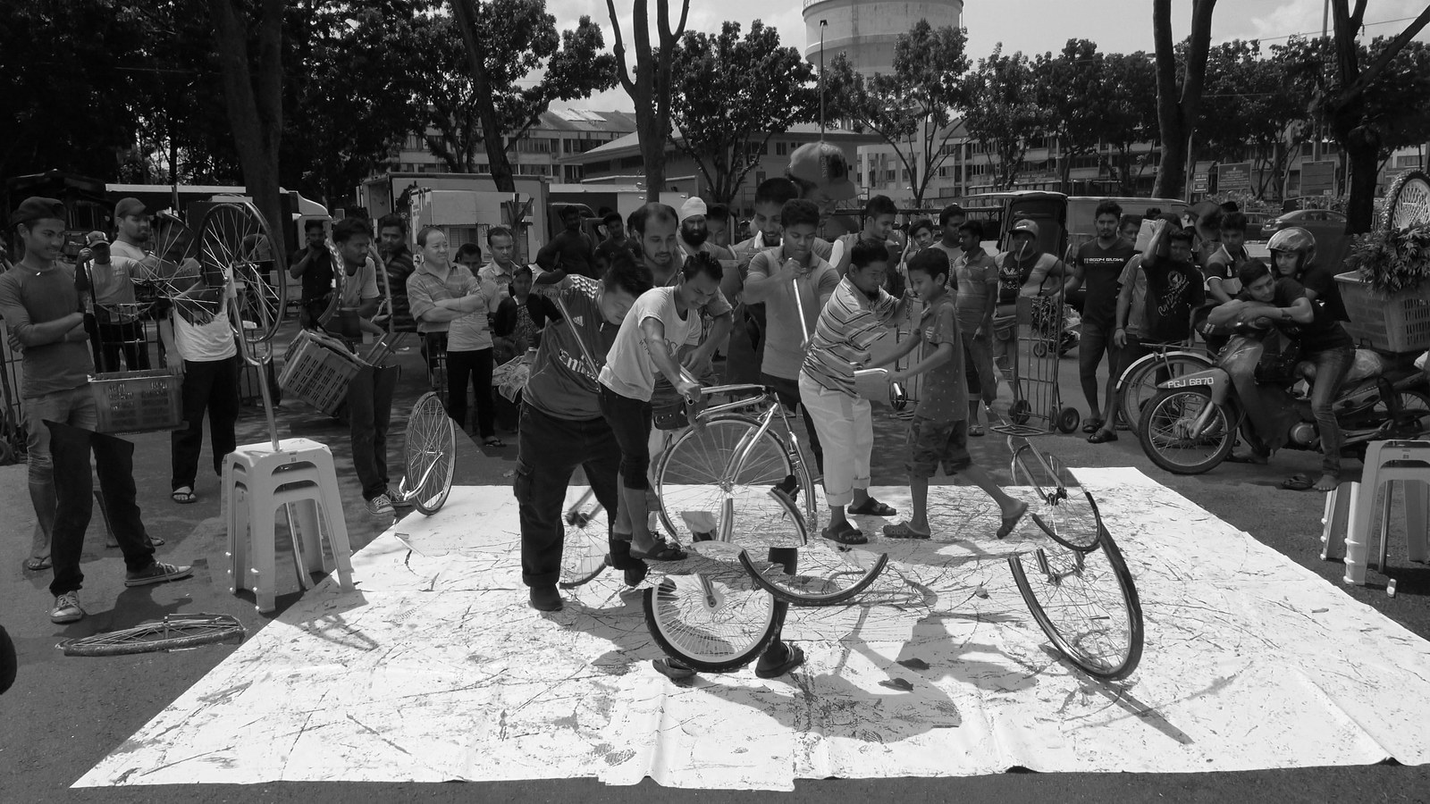Pusat Bandar Utara Selayang, 160612 (14 Painters : 3 Wheels), 2016. C-type photography paper.