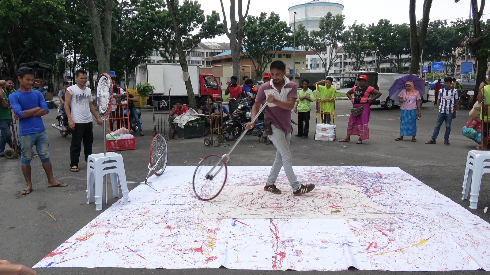 Pusat Bandar Utara Selayang, 160612 (14 Painters : 3 Wheels), 2016. Video still.