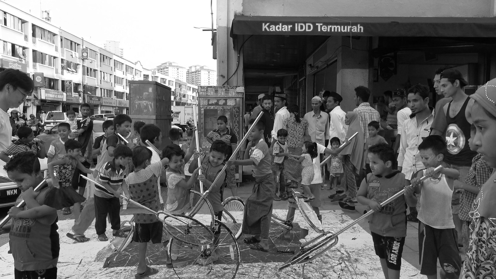 Pusat Bandar Utara Selayang, 160613 (11 Painters : 2 Wheels), 2016. C-type photography paper.