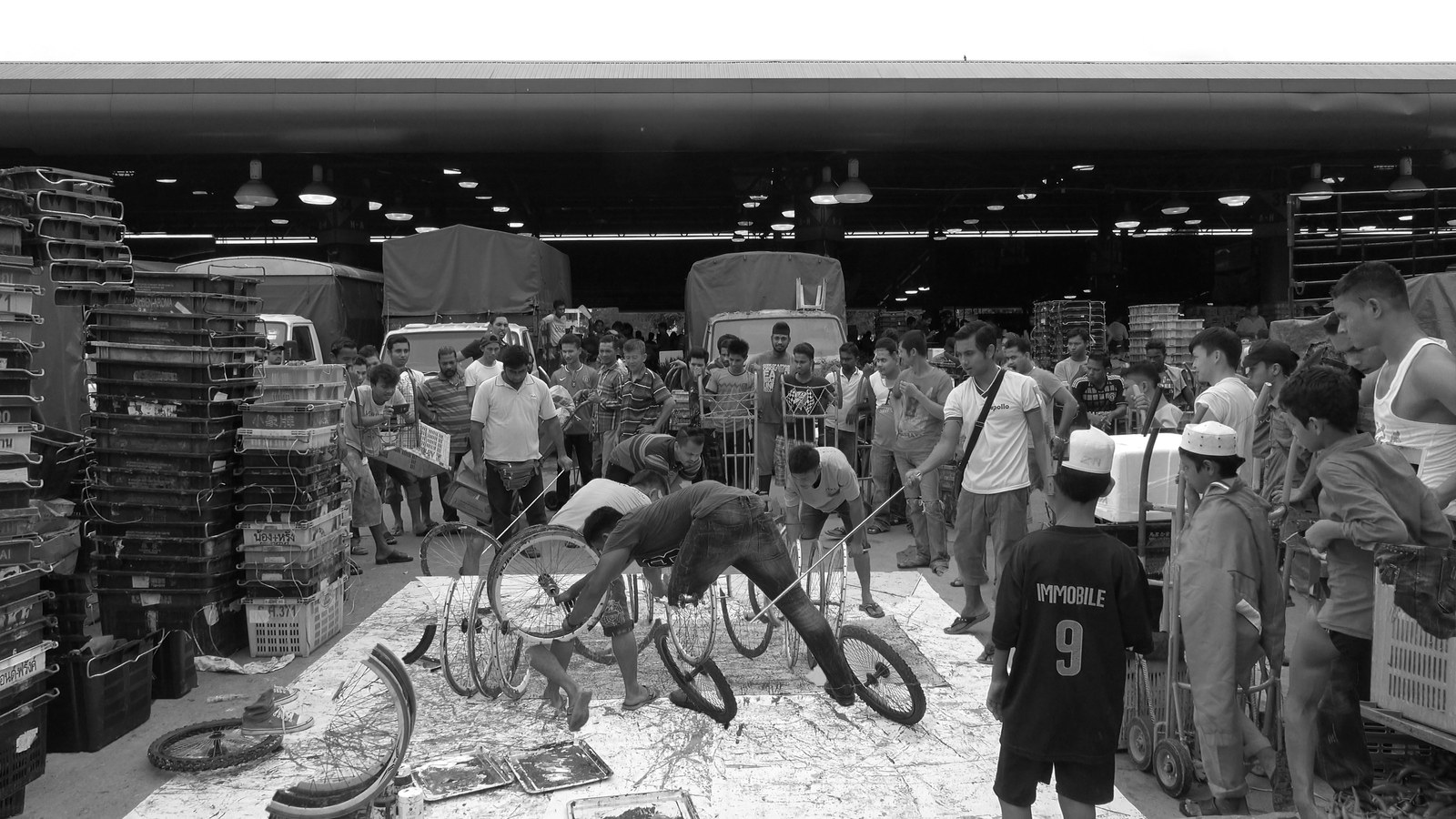 Pusat Bandar Utara Selayang, 160619 (6 Painters : 4 Wheels), 2016. C-type photography paper.